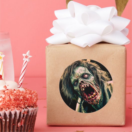 Schreeuwende Zombie Ronde Sticker (Feest)
