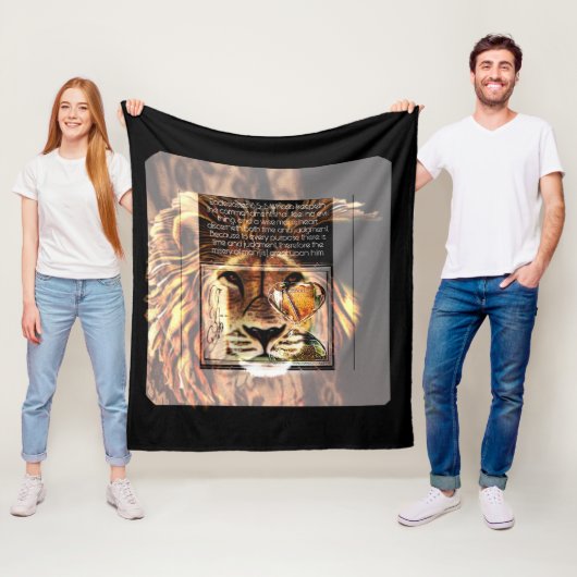 Schriftbeelden: Het Decreet van de Leeuw | 2D Fleece Deken (In situ)