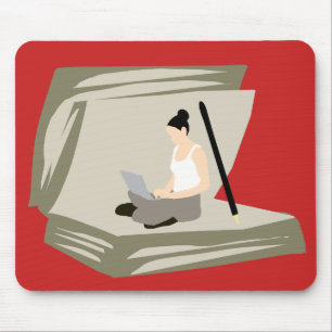 Schrijver aan het werk op laptop tussen boekpagina muismat