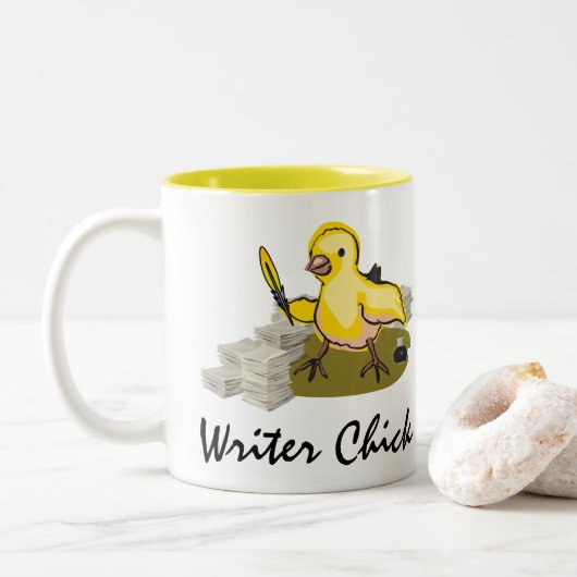 Schrijver Chick met papier, doezelaar en inkt Tweekleurige Koffiemok (Met donut)