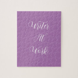 Schrijver op het werk Paarse puzzel