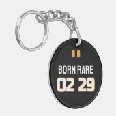 schrikkeljaar verjaardagscadeau sleutelhanger (Voorkant Links)