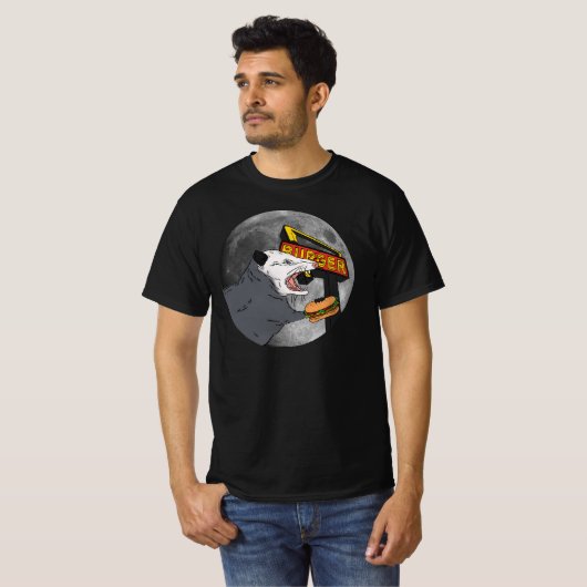 Schroefend Opossum Eating voor de maan T-shirt (Voorkant volledig)