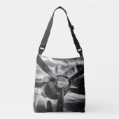 Schroefschroef voor vliegtuigen: zwart en wit crossbody tas (Voorkant)