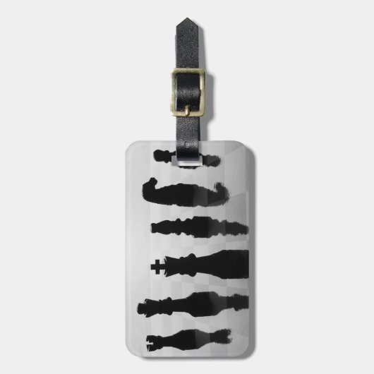 Schroefstukken op schaakbord in zwart-wit bagagelabel (Voorkant verticaal)