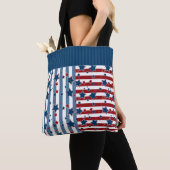 Schroefvormig patroon in rode en blauwe tinten wer tote bag (Dichtbij)