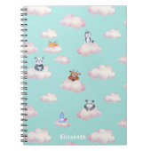 Schudbare babydieren op het monogram wolken notitieboek (Voorkant)
