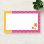 Schudde bloemen op roze vlecht en gele stip post-it® notes (Kantoor)