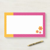 Schudde bloemen op roze vlecht en gele stip post-it® notes (Op bureau)