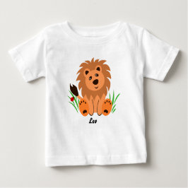 Schudde leeuw in het gras met ladybug baby T-Shirt