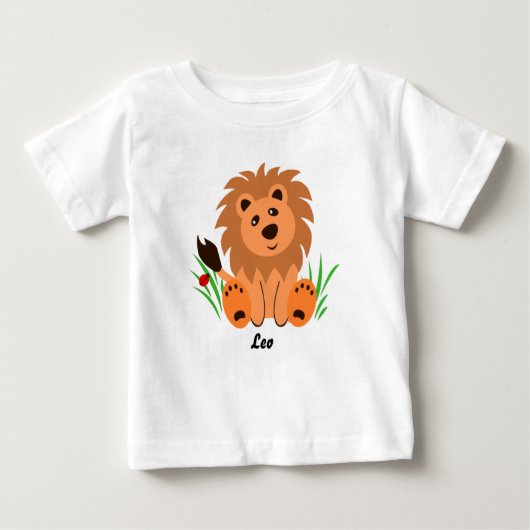 Schudde leeuw in het gras met ladybug baby T-Shirt (Voorkant)