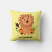 Schudde leeuw in het gras met ladybug kussen (Voorkant)