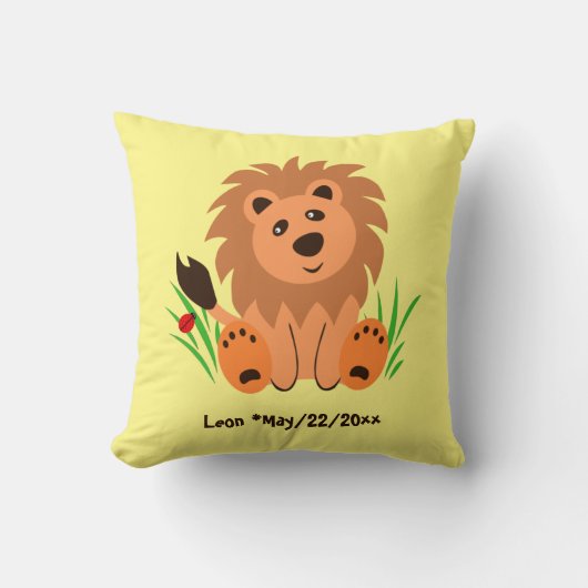 Schudde leeuw in het gras met ladybug kussen (Voorkant)