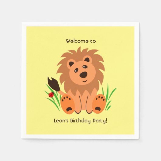 Schudde leeuw in het gras met ladybug servet (Voorkant)