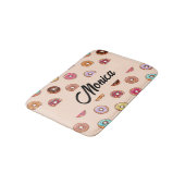 Schuddecoratieve donuts op roze badmat (Gekanteld)