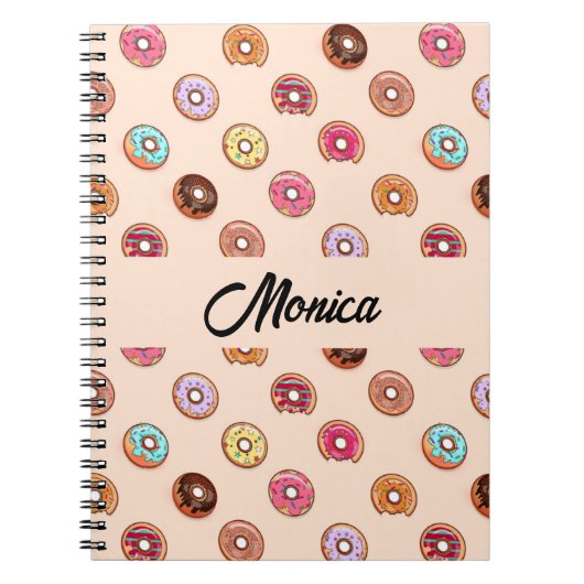 Schuddecoratieve donuts op roze notitieboek (Voorkant)