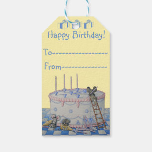 Schudgrijze muizen versierd met verjaardagstaart cadeaulabel