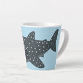 Schudwalvishaai blij met cartoon illustratie latte mok (Rechterhoek)