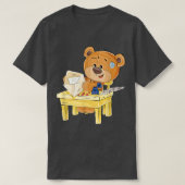 Schuif bruin beer op een stoel t-shirt (Design voorkant)