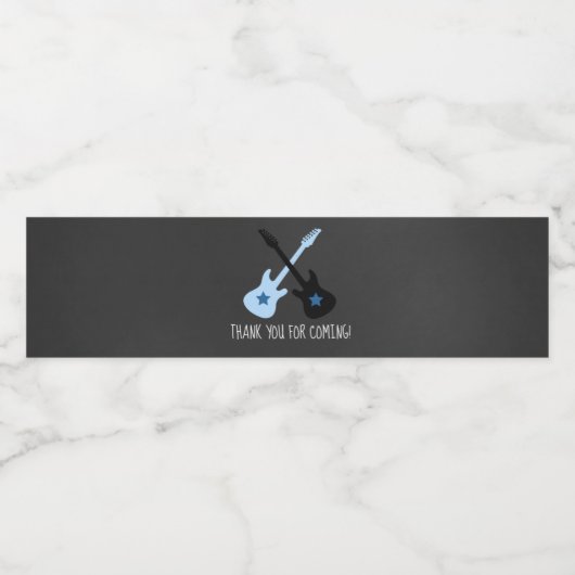 Schuif een waslabel op een wasflesje. waterfles etiket (Enkel label)