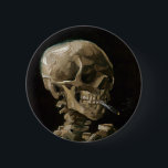 Schuif met Burning Cigarette Vincent van Gogh Art Ronde Button 5,7 Cm<br><div class="desc">Vincent van Gogh (Nederlands, 1853 - 1890) Skull of a Skeleton with Burning Cigarette, 1885-86, Oil on canvas Unframed: 32 cm × 24, 5 cm (13 in × 9, 6 inch) Vroegtijdig werk van Vincent van Gogh. Dit kleine schilderij maakt deel uit van het permanente collectie van het Van Gogh...</div>
