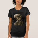 Schuif met Burning Cigarette Vincent van Gogh Art T-shirt<br><div class="desc">Vincent van Gogh (Nederlands, 1853 - 1890) Schedel van een skelet met brandende sigaret, 1885-1886, Olieverf op doek Niet ingelijst: 32 cm × 24, 5 cm (13 in × 9, 6 in) Vroeg werk van Vincent van Gogh. Dit kleine schilderij maakt deel uit van het vaste collectie van het Van...</div>