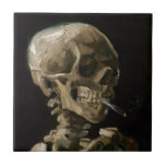 Schuif met Burning Cigarette Vincent van Gogh Art Tegeltje<br><div class="desc">Vincent van Gogh (Nederlands, 1853 - 1890) Skull of a Skeleton with Burning Cigarette, 1885-86, Oil on canvas Unframed: 32 cm × 24, 5 cm (13 in × 9, 6 inch) Vroegtijdig werk van Vincent van Gogh. Dit kleine schilderij maakt deel uit van het permanente collectie van het Van Gogh...</div>