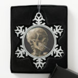 Schuif met Burning Cigarette Vincent van Gogh Art Tin Sneeuwvlok Ornament<br><div class="desc">Vincent van Gogh (1853 - 1890) Schedel van een Skelet met brandende sigaret, 1885-86, Olieverf op doek Unframed: 32 cm × 24, 5 cm (13 in × 9, 6 in) Vroege werken van Vincent van Gogh. Dit schilderij maakt deel uit van het vaste collectie van het Van Gogh Museum. Het...</div>