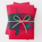 Schuif met de bovenste hand rode, groene kerstmis inpakpapier vel (In situ)