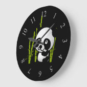 Schuif zwart-wit panda-beer in een bamboegroef. grote klok (Hoek)