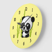 Schuif zwart-wit panda-beer in een bamboegroef. grote klok (Hoek)