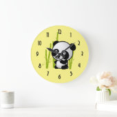 Schuif zwart-wit panda-beer in een bamboegroef. grote klok (Huis)