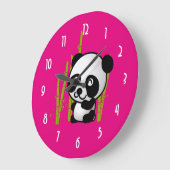 Schuif zwart-wit panda-beer in een bamboegroef. grote klok (Hoek)