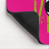 Schuif zwart-wit panda-beer in een bamboegroef. muismat (Hoek)