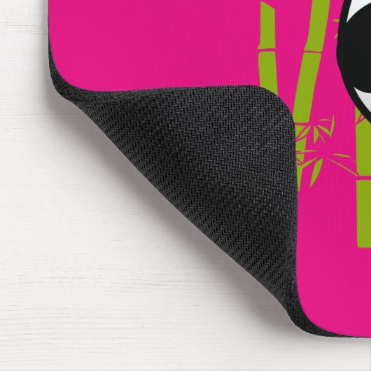 Schuif zwart-wit panda-beer in een bamboegroef. muismat (Hoek)