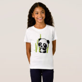 Schuif zwart-wit panda-beer in een bamboegroef. t-shirt (Voorkant volledig)