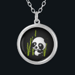 Schuif zwart-wit panda-beer in een bamboegroef. zilver vergulden ketting<br><div class="desc">Wat een schattige en schattige illustratie van een zwart-wit panda-beer dat in een kleine grove onder de groene bamboe zit en er gelukkig,  vriendelijk en liefdevol uitziet. Zwarte achtergrond maakt deze kleine panda-pop echt.</div>