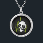 Schuif zwart-wit panda-beer in een bamboegroef. zilver vergulden ketting<br><div class="desc">Wat een schattige en schattige illustratie van een zwart-wit panda-beer dat in een kleine grove onder de groene bamboe zit en er gelukkig,  vriendelijk en liefdevol uitziet. Zwarte achtergrond maakt deze kleine panda-pop echt.</div>