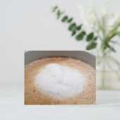 Schuim op cappuccino, close-up briefkaart (Staand voorkant)