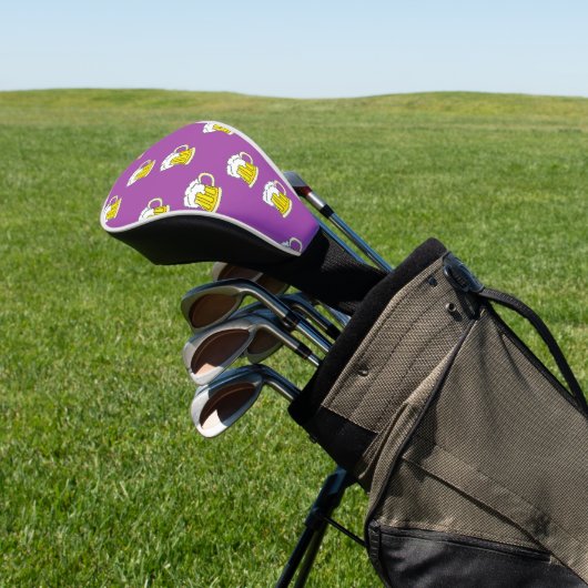 Schuimbierbeker op paars golfheadcover (Insitu)