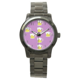 Schuimbierbeker op paars horloge