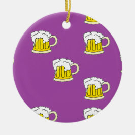 Schuimbierbeker op paars keramisch ornament