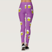Schuimbierbeker op paars leggings (Achterkant)