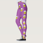 Schuimbierbeker op paars leggings (Links)