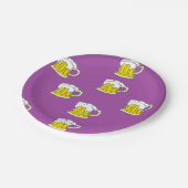 Schuimbierbeker op paars papieren bordje (Gekanteld)