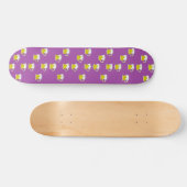 Schuimbierbeker op paars persoonlijk skateboard (Horizontaal)