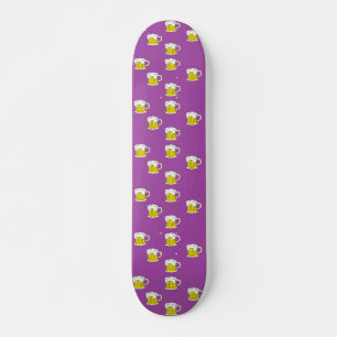 Schuimbierbeker op paars persoonlijk skateboard