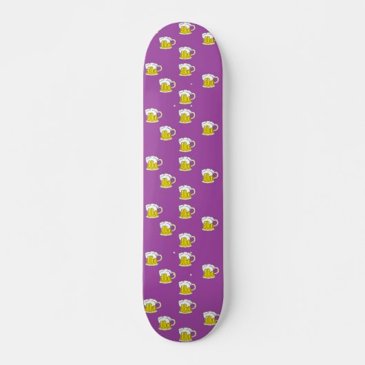 Schuimbierbeker op paars persoonlijk skateboard (Voorkant)