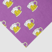 Schuimbierbeker op paars tissuepapier (Detail)