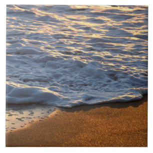 Schuimgolf op het strand van de oceaan tegeltje